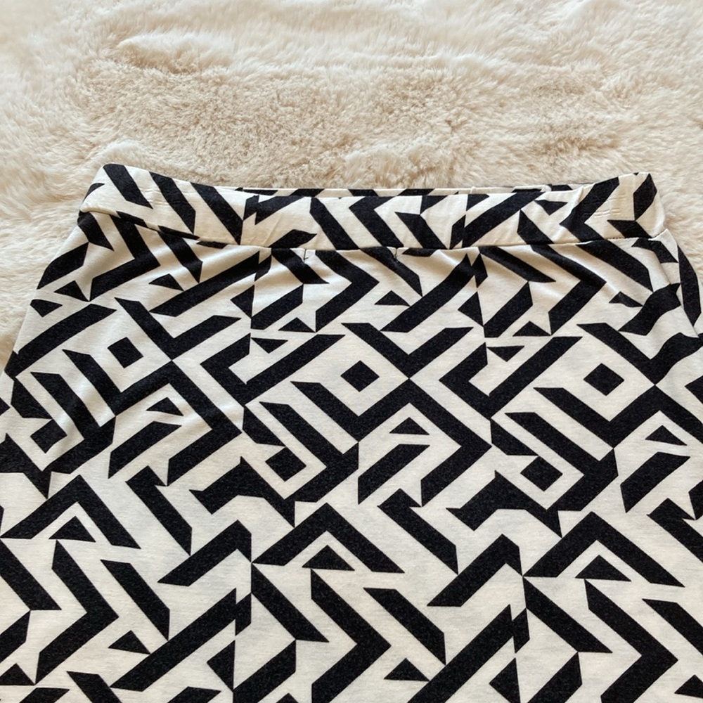 Romeo & Juliet Aztec print maxi skirt. Size Medium. - Picture 5 of 11